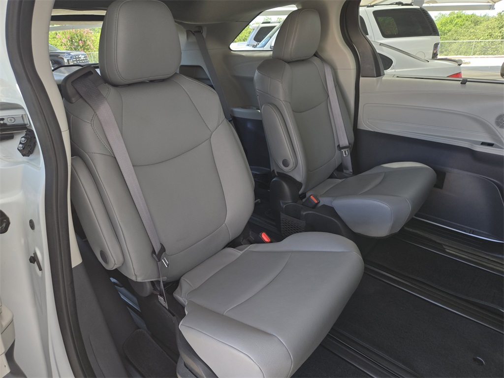 2024 Toyota Sienna XLE photo 24