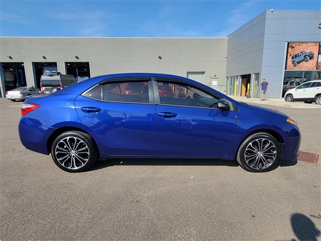 2016 Toyota Corolla LE photo 3