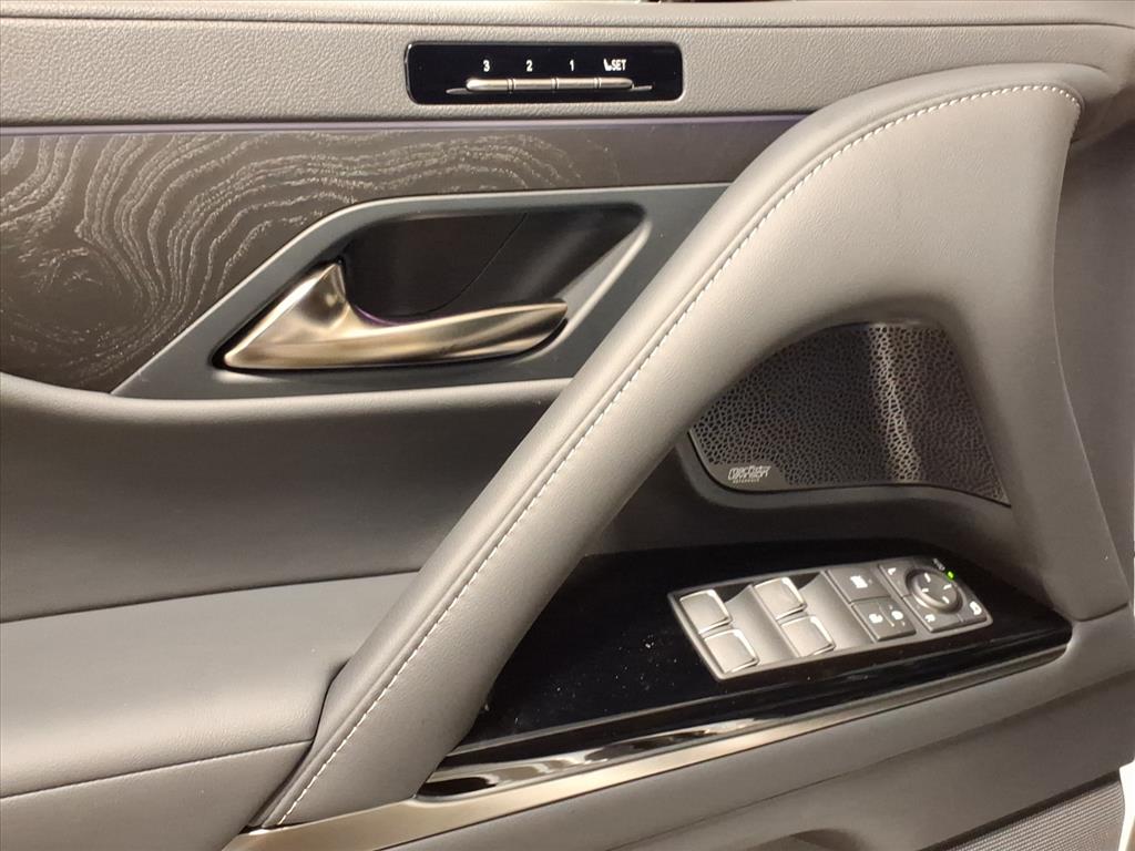 2025 Lexus LX 600 Luxury photo 4