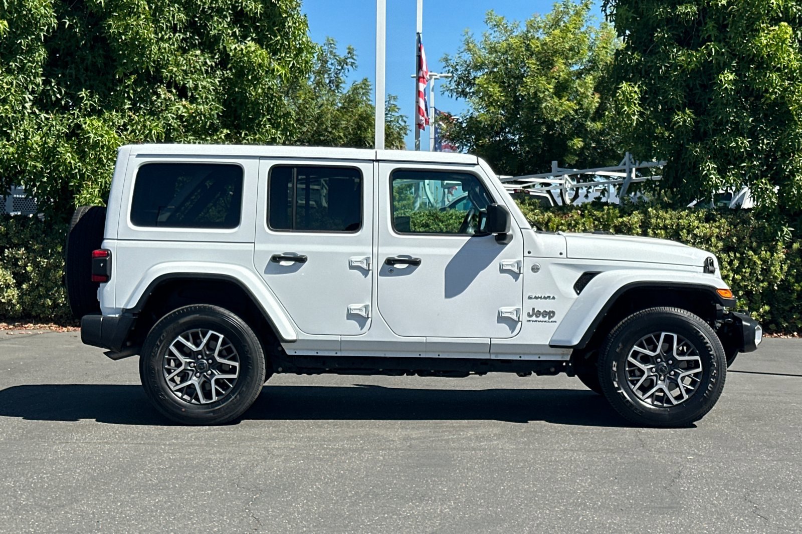 2024 Jeep Wrangler Sahara photo 3