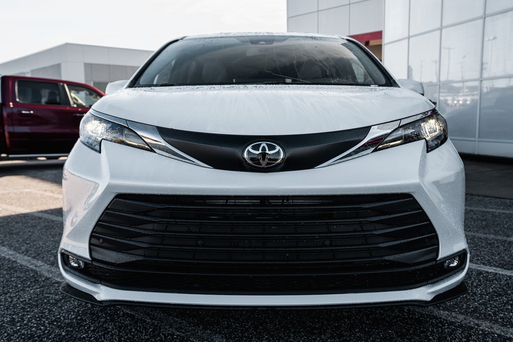 2026 Toyota Sienna XLE photo 2
