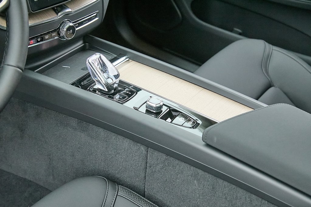 2026 VOLVO XC60 - Image 13