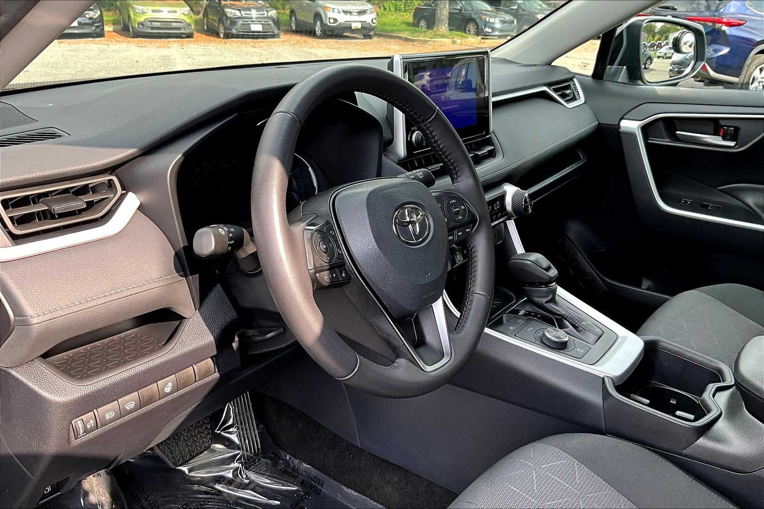 2024 Toyota RAV4 Hybrid XLE photo 15
