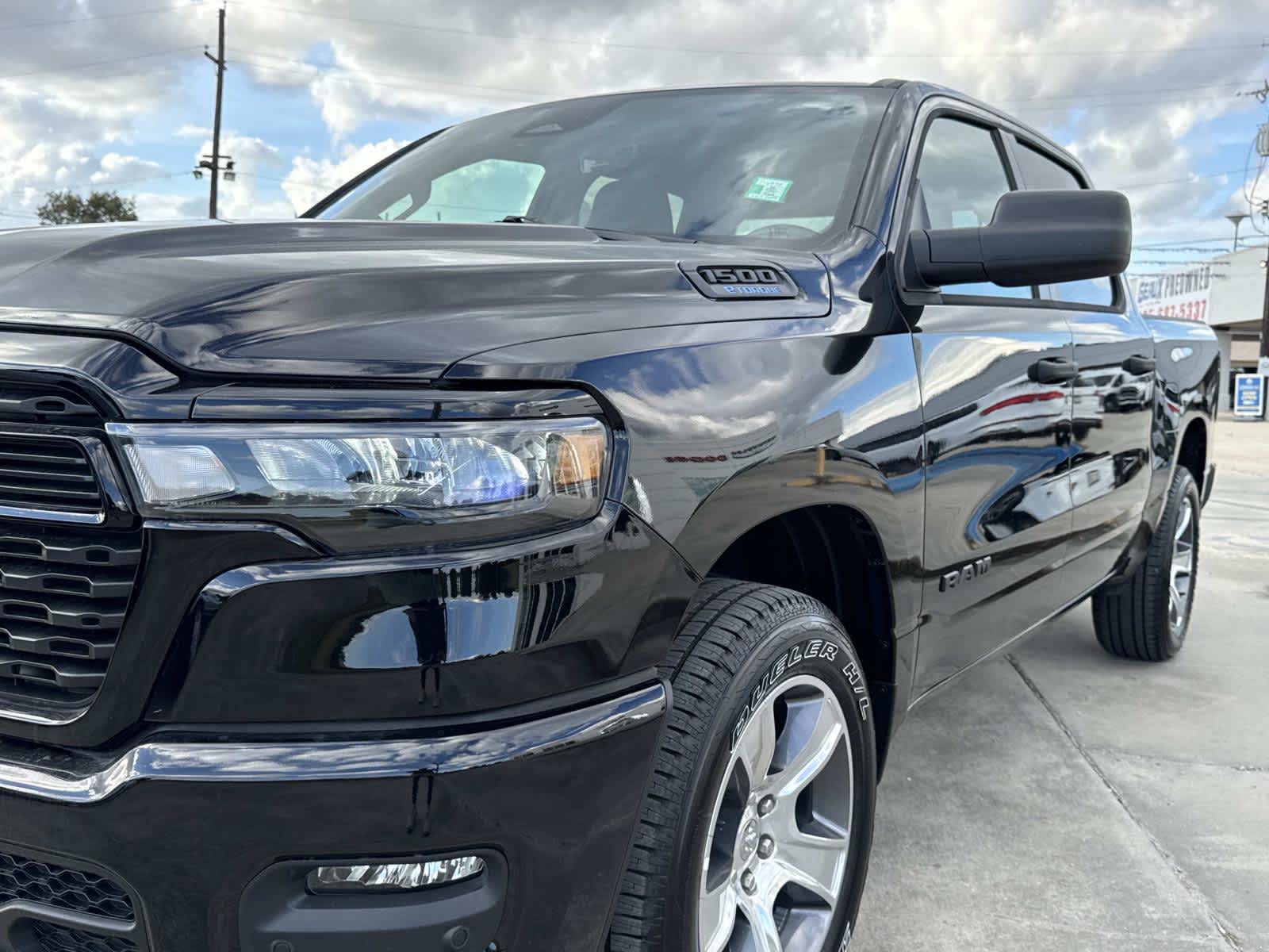 2025 Ram 1500 Tradesman photo 3