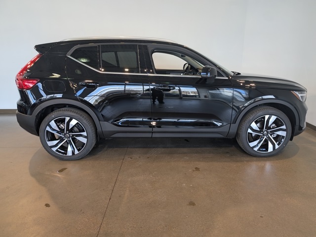 2025 Volvo XC40 photo 3