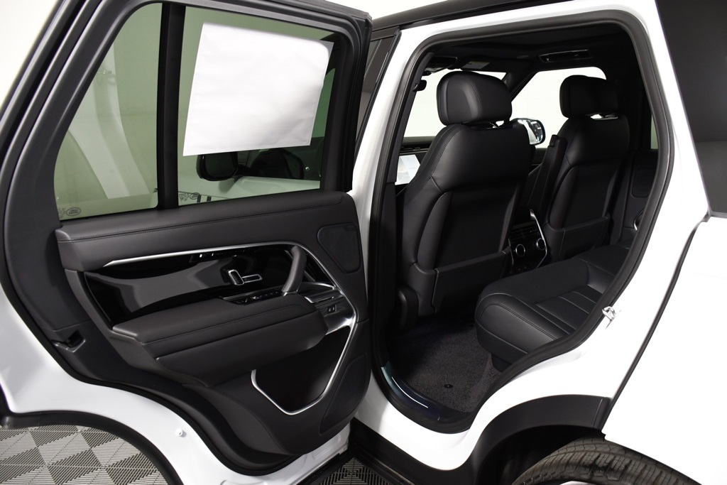 2025 Land Rover Range Rover SE photo 16