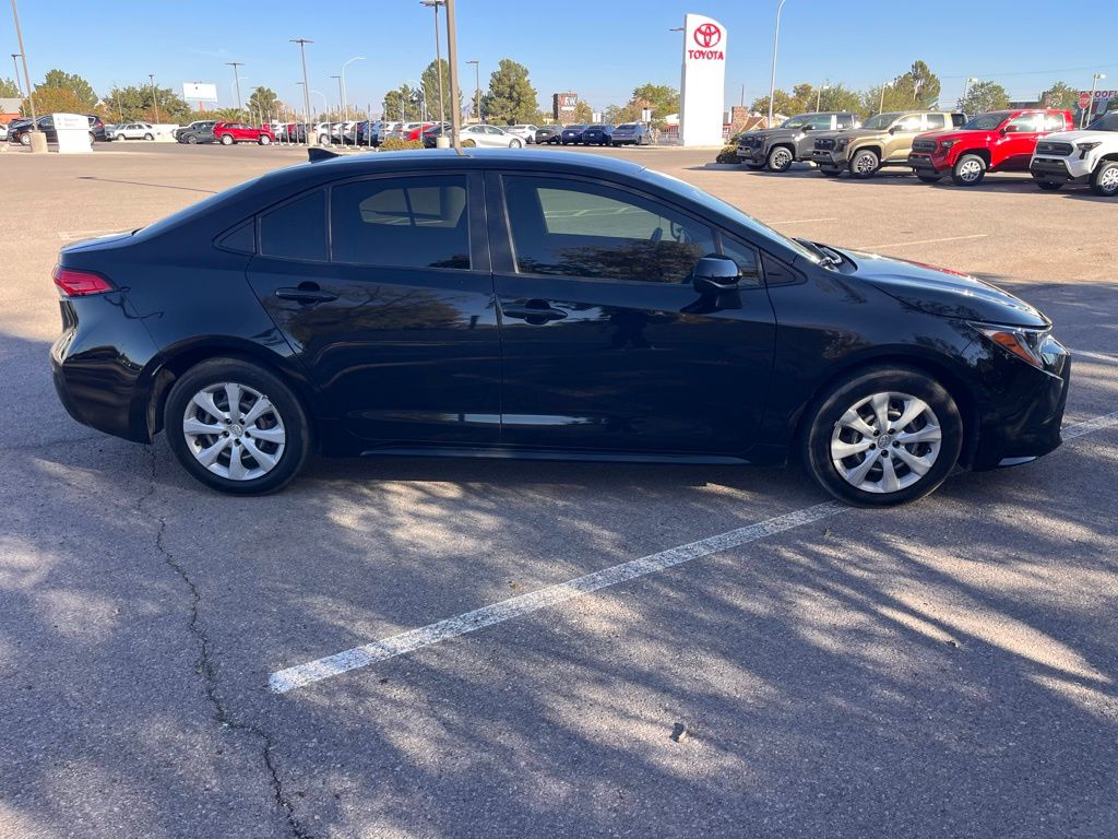 2023 Toyota Corolla LE photo 2