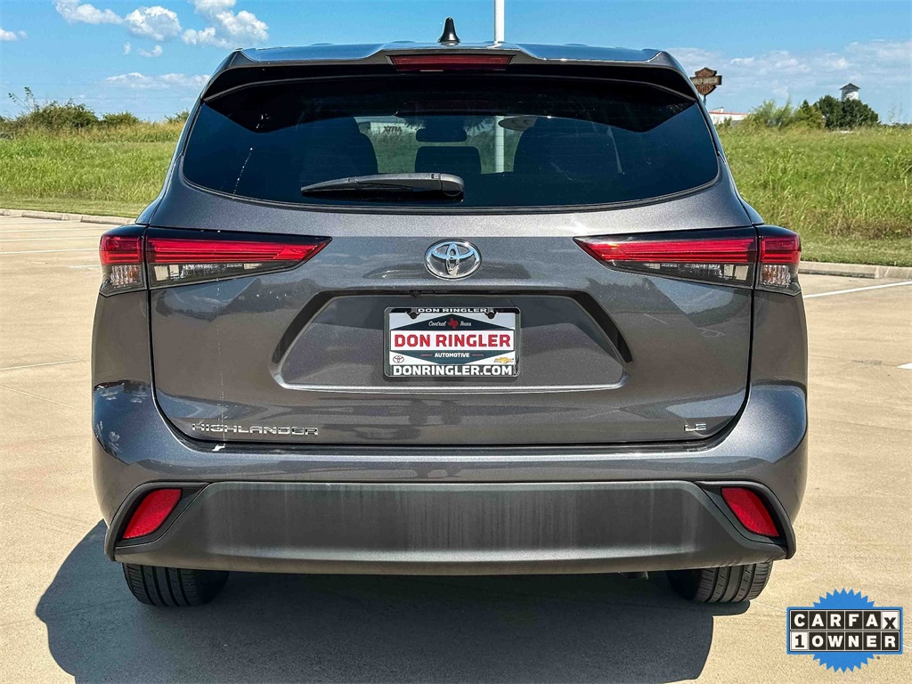 2022 Toyota Highlander LE photo 4