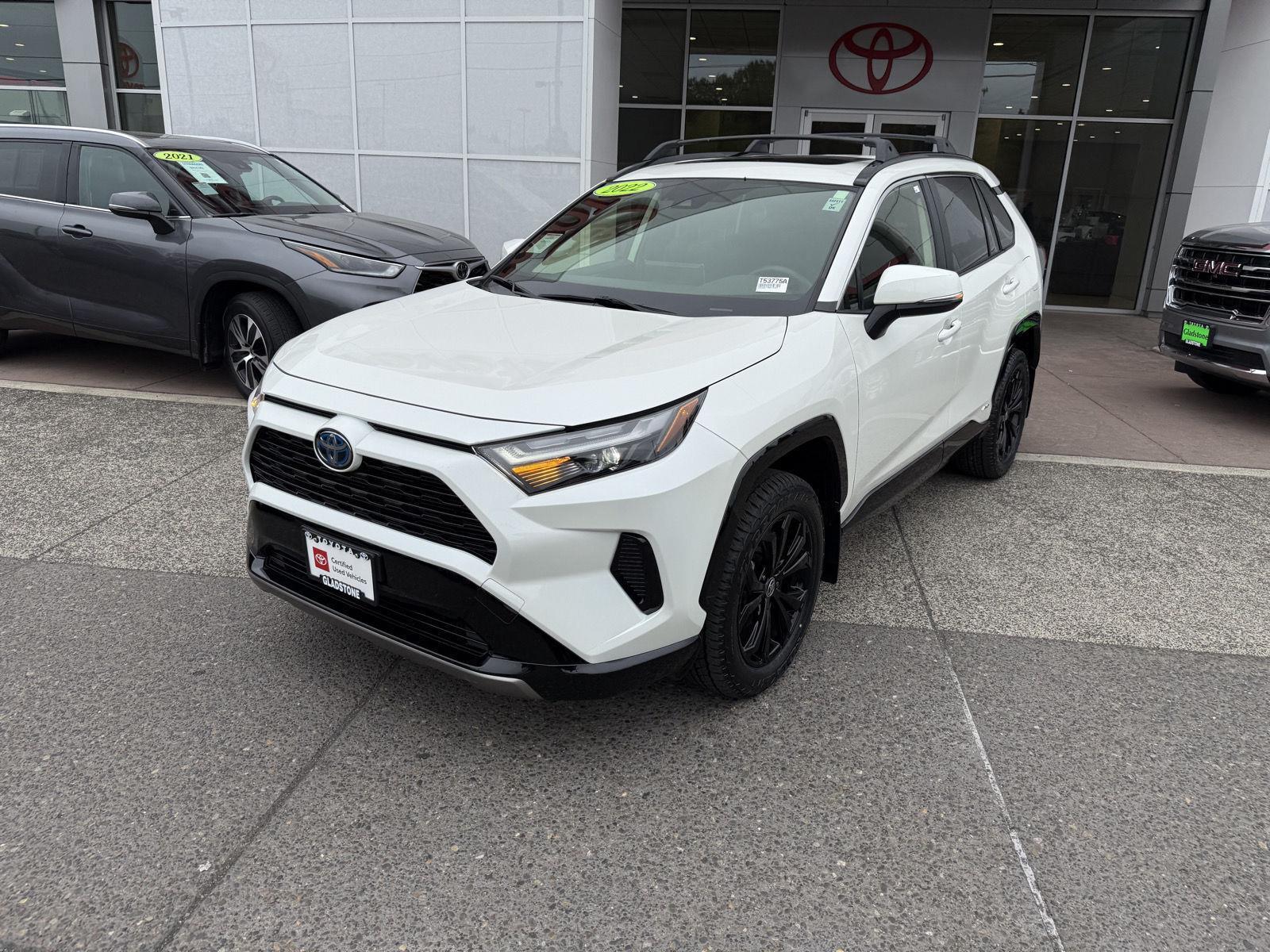 2022 Toyota RAV4 Hybrid SE photo 2