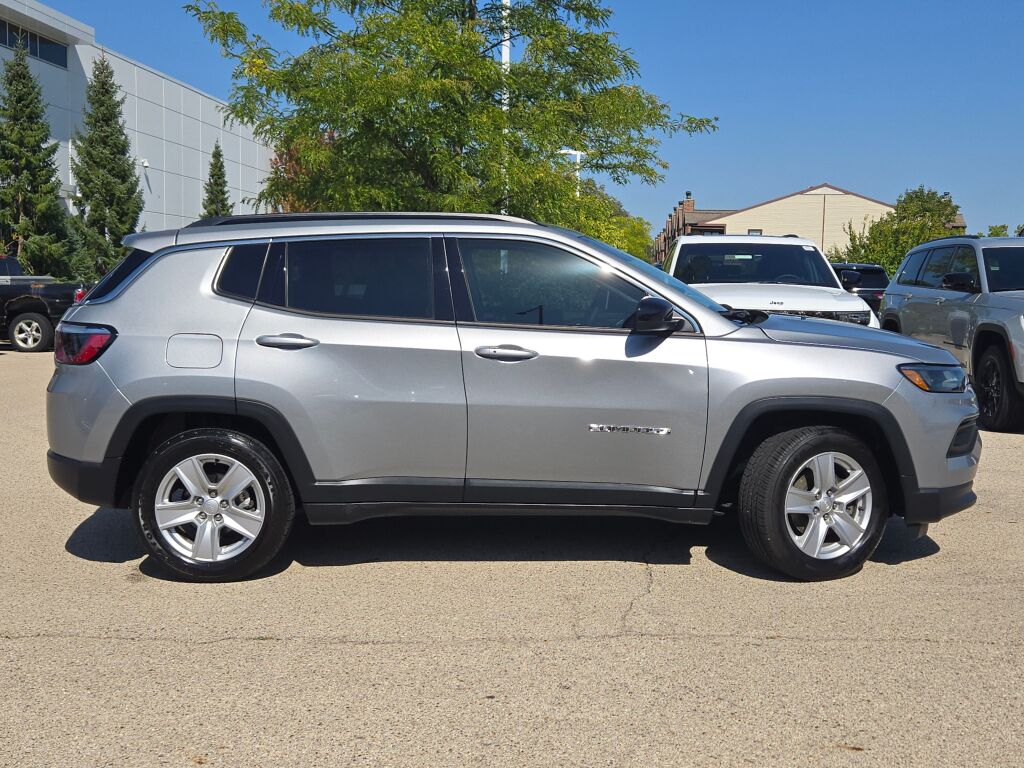 2022 Jeep Compass Latitude photo 2