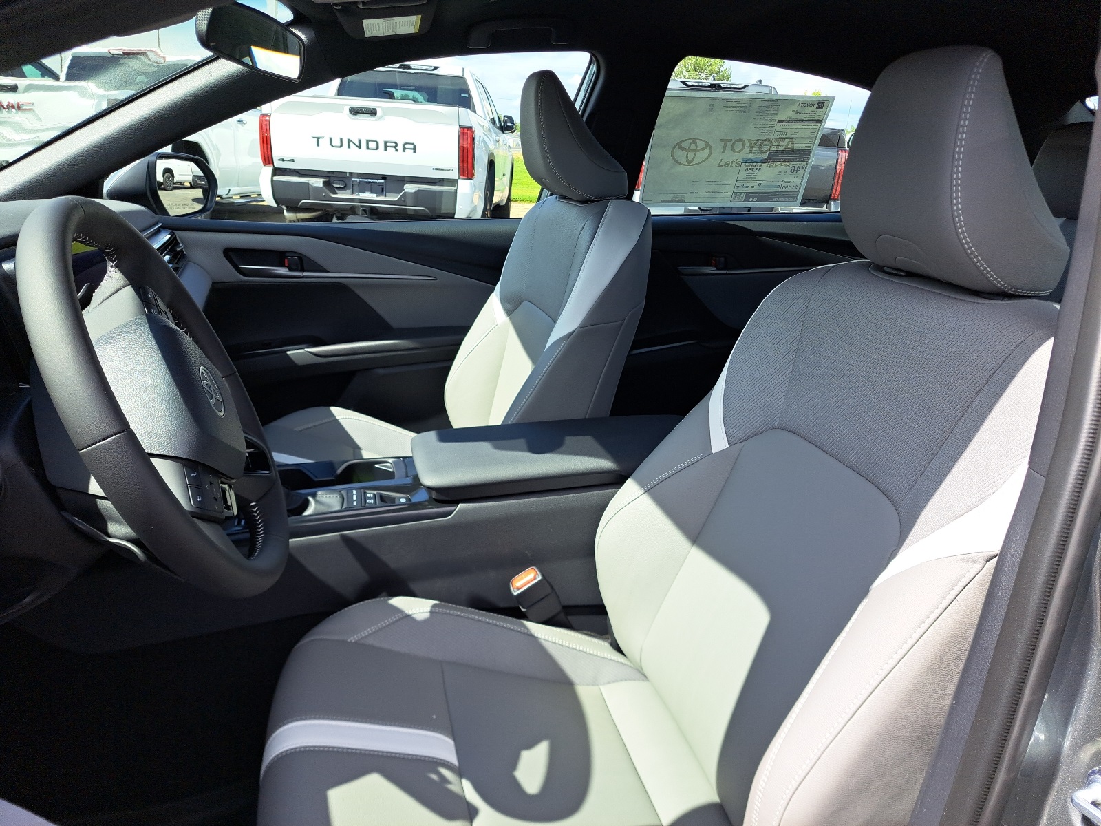 2025 Toyota Camry SE photo 14