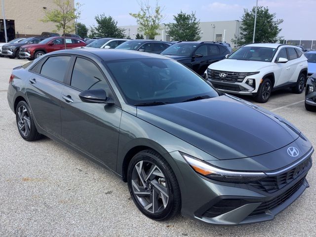 2025 Hyundai Elantra SEL Sport photo 3