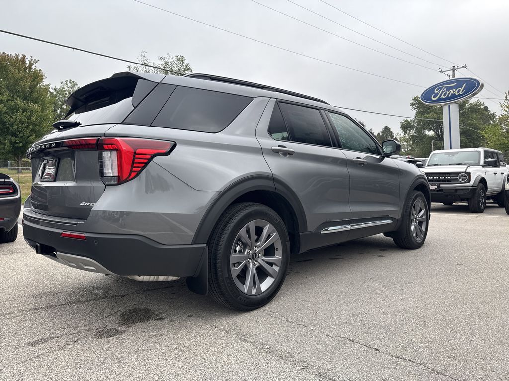 2025 Ford Explorer photo 4