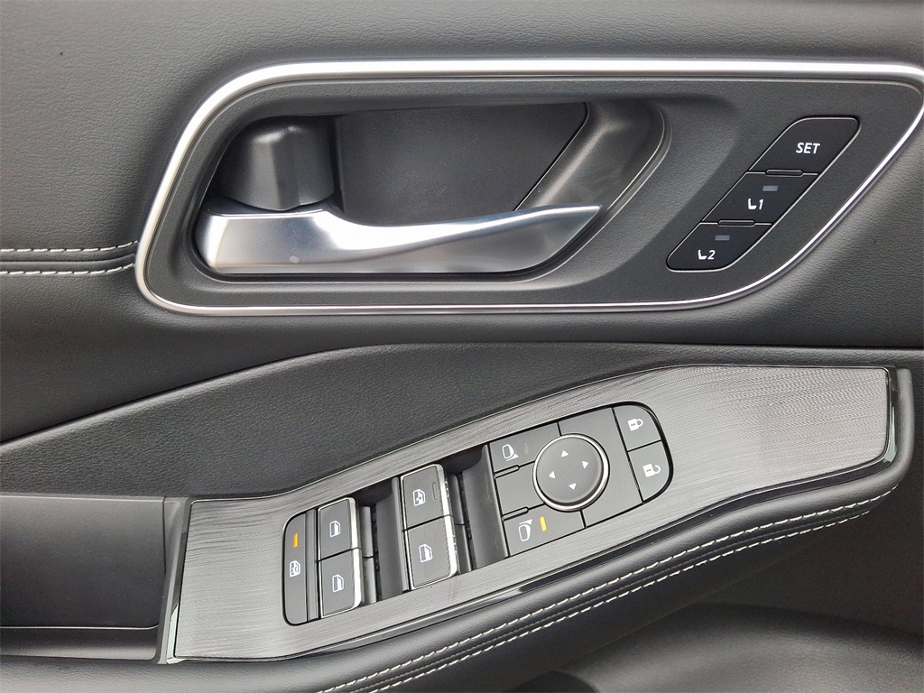 2025 Nissan Rogue Platinum photo 10