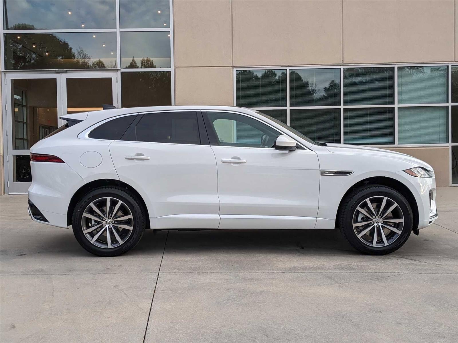 2024 Jaguar F-PACE photo 4