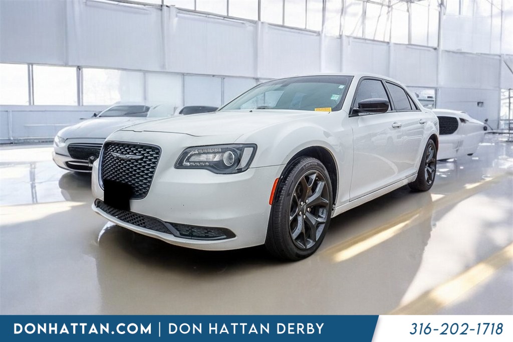2023 Chrysler 300 Touring photo 9