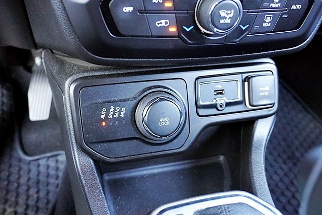 Certified Used 2022 White Jeep Latitude image 27