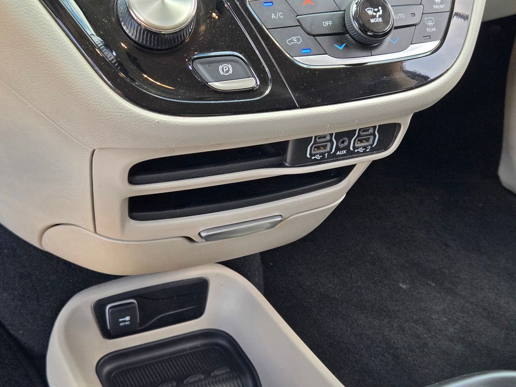 2023 Chrysler Pacifica Touring L photo 25