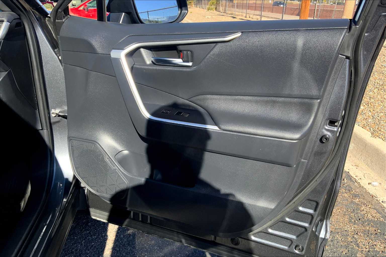 2023 Toyota RAV4 Hybrid XLE photo 19