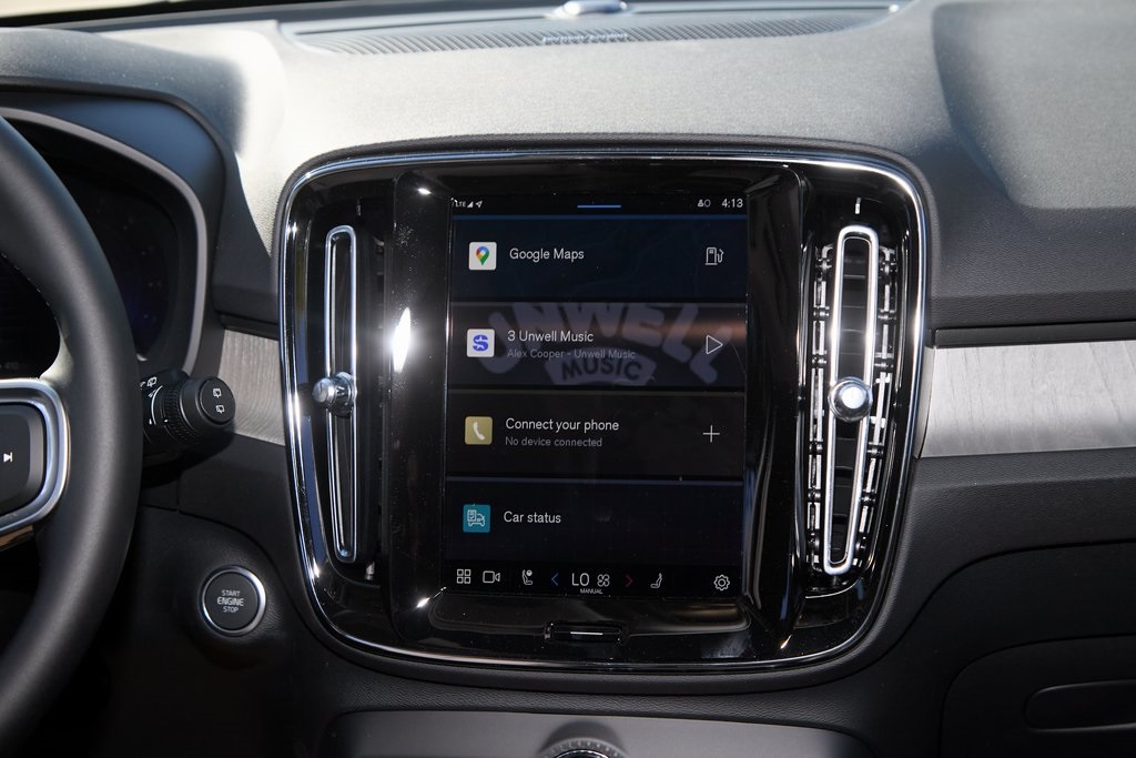 2025 VOLVO XC40 - Image 24