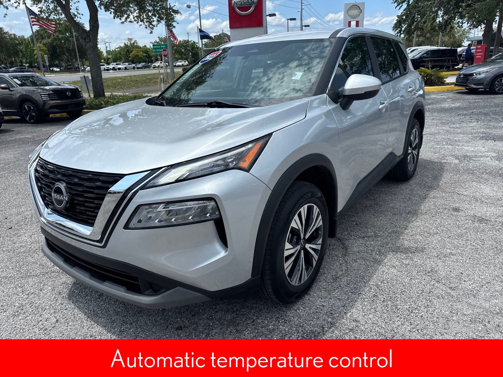2022 Nissan Rogue SV photo 2