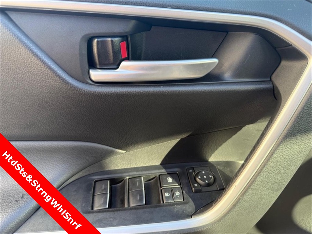2024 Toyota RAV4 XLE photo 3
