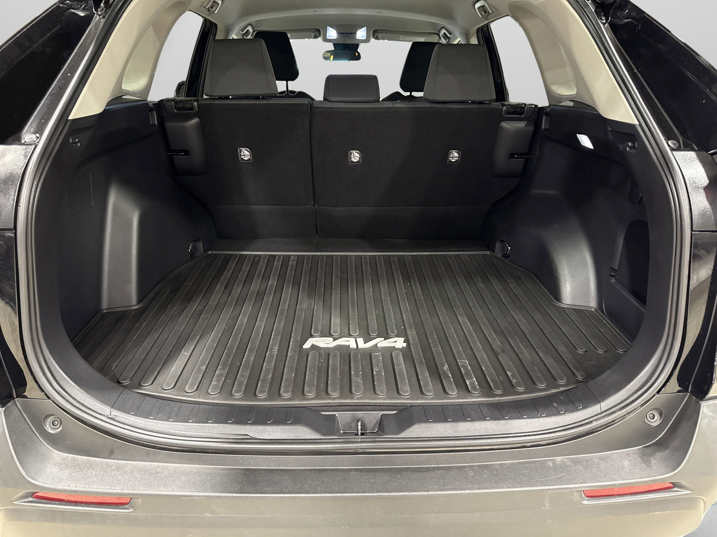 2022 Toyota RAV4 XLE photo 8