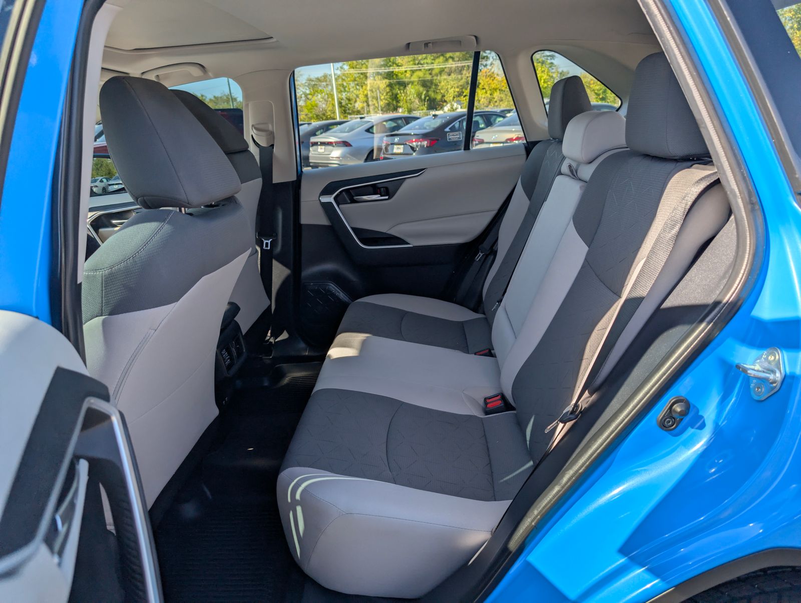 2020 Toyota RAV4 XLE photo 25