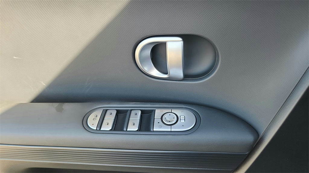 2025 Hyundai Ioniq 5 SEL photo 16