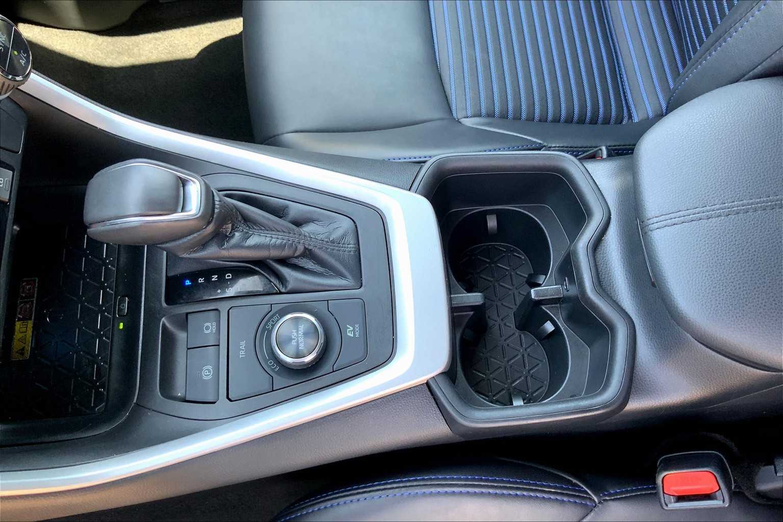 2022 Toyota RAV4 Hybrid XSE photo 15