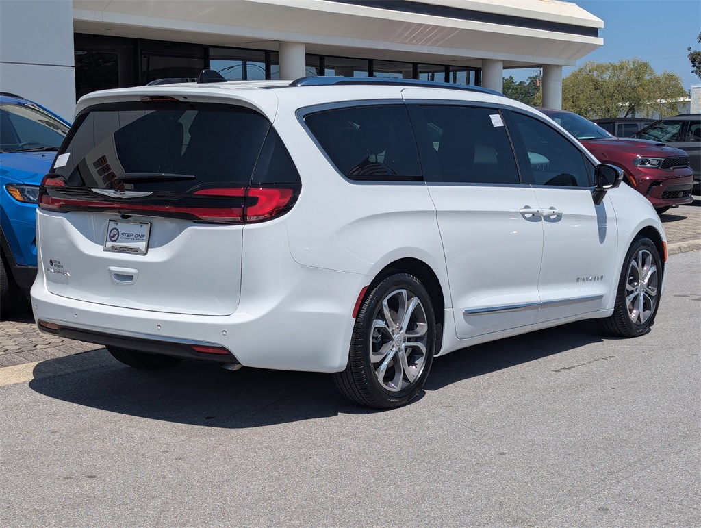 2026 Chrysler Pacifica Pinnacle photo 4