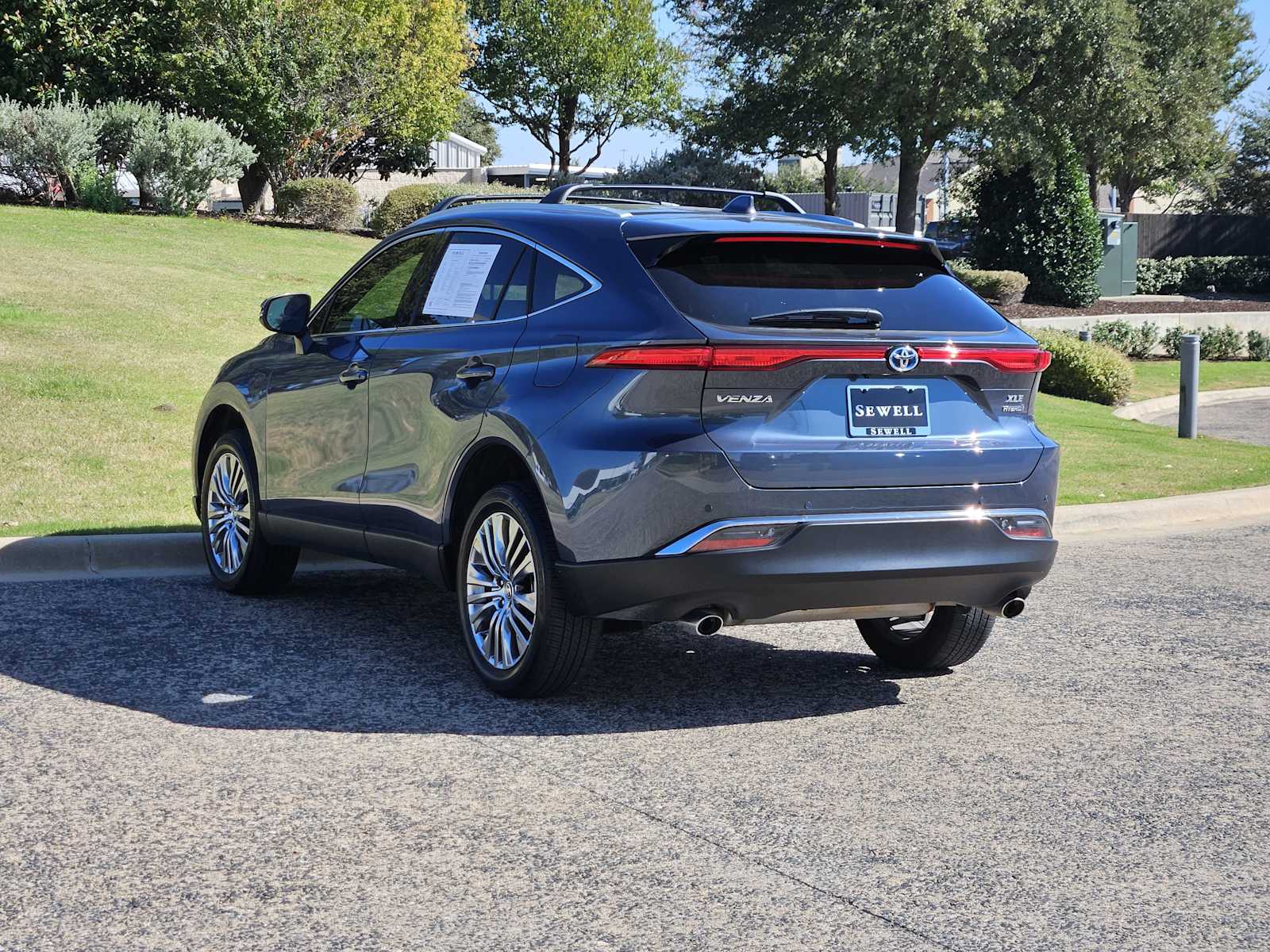 2022 Toyota Venza XLE photo 3
