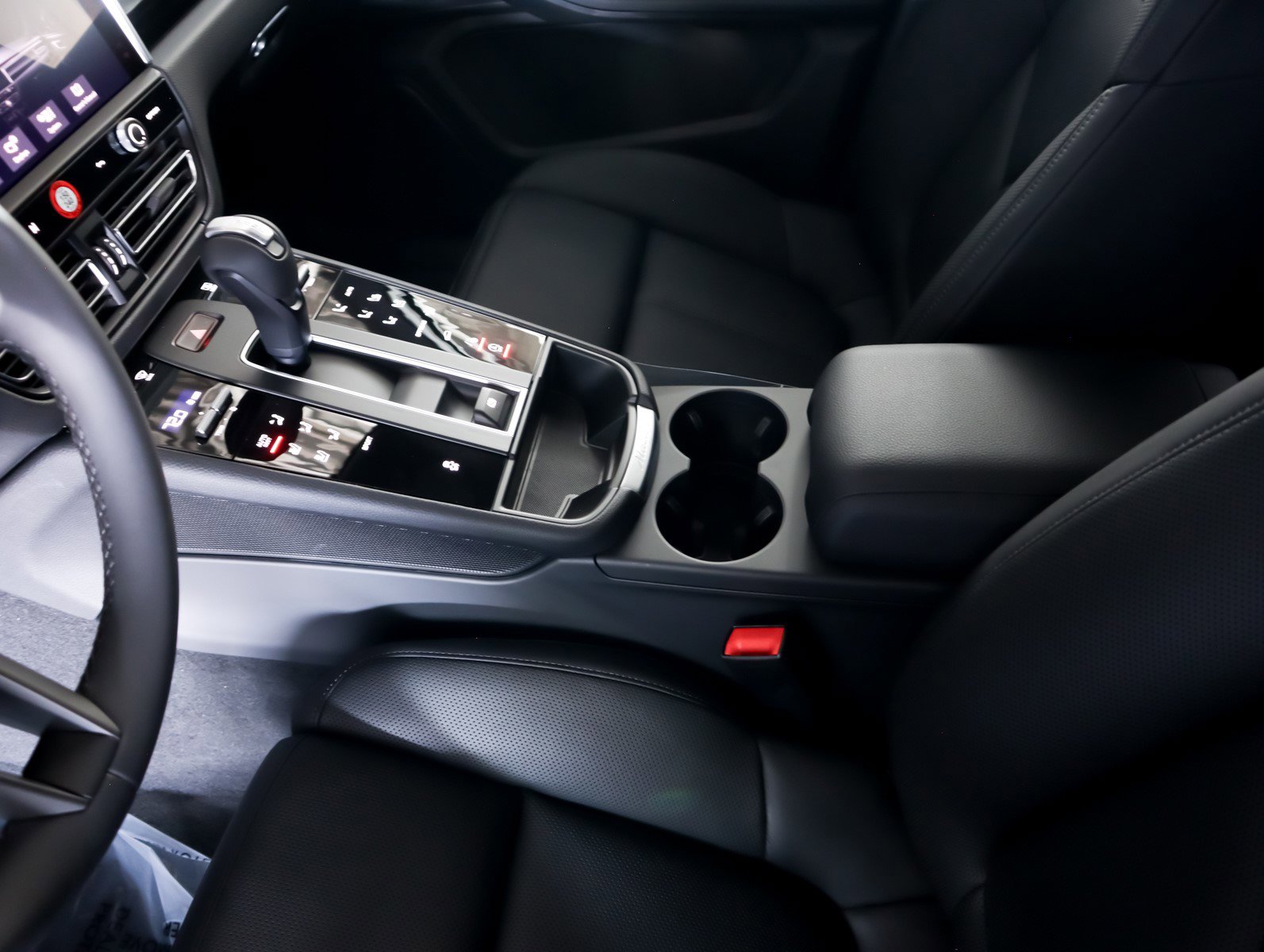 2025 Porsche Macan T photo 16