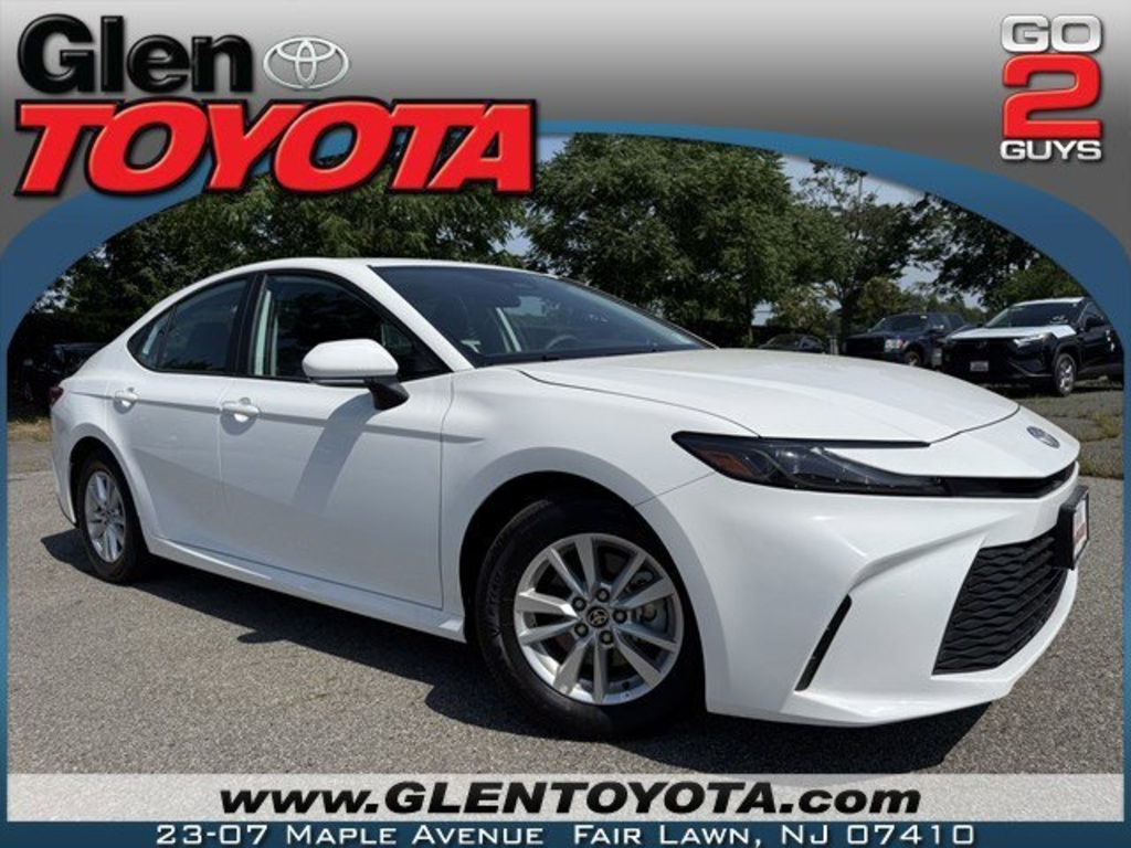 2025 Toyota Camry LE's photo