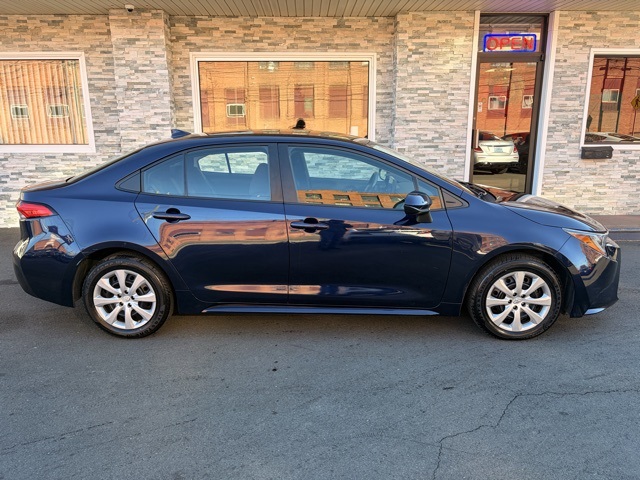 2022 Toyota Corolla LE photo 3