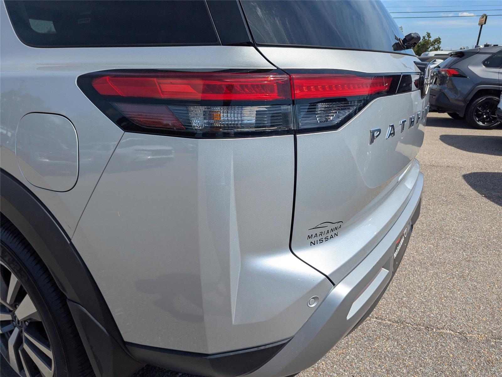 2023 Nissan Pathfinder SL photo 9