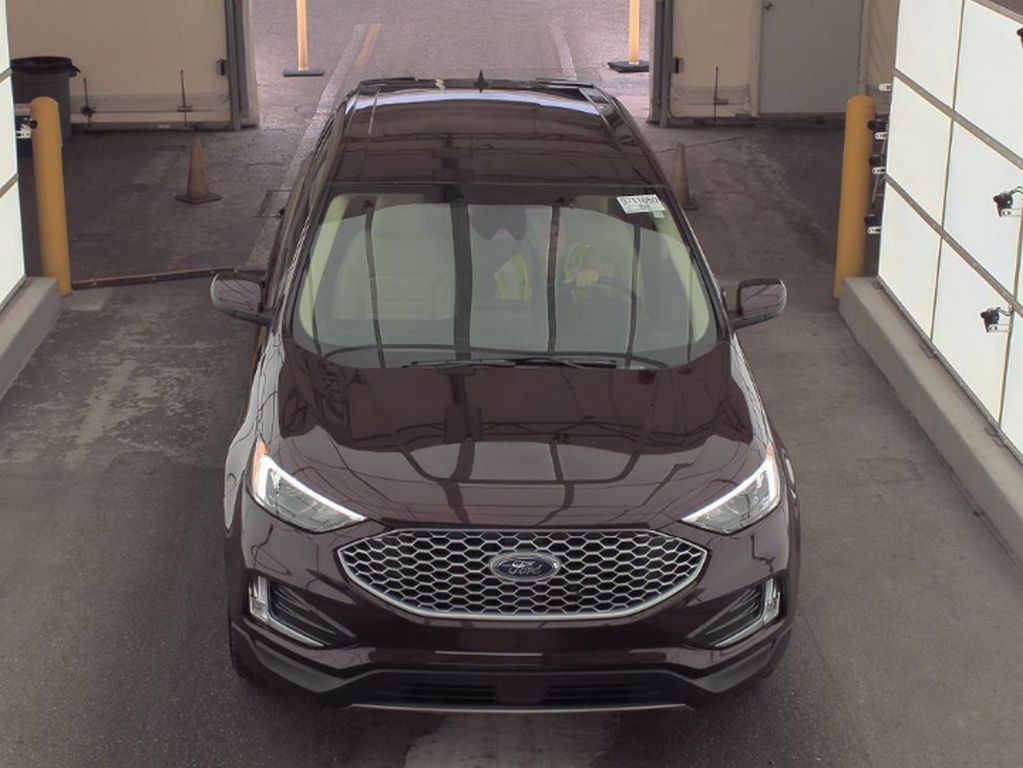 2024 Ford Edge SEL photo 2