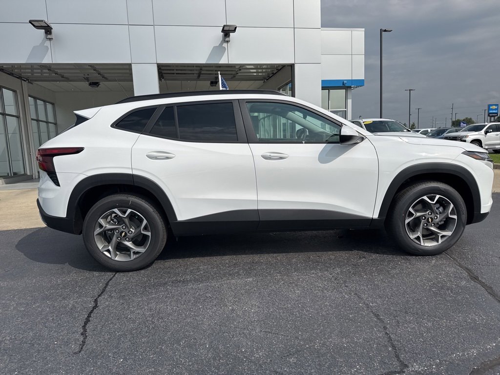 2025 Chevrolet Trax LT photo 8