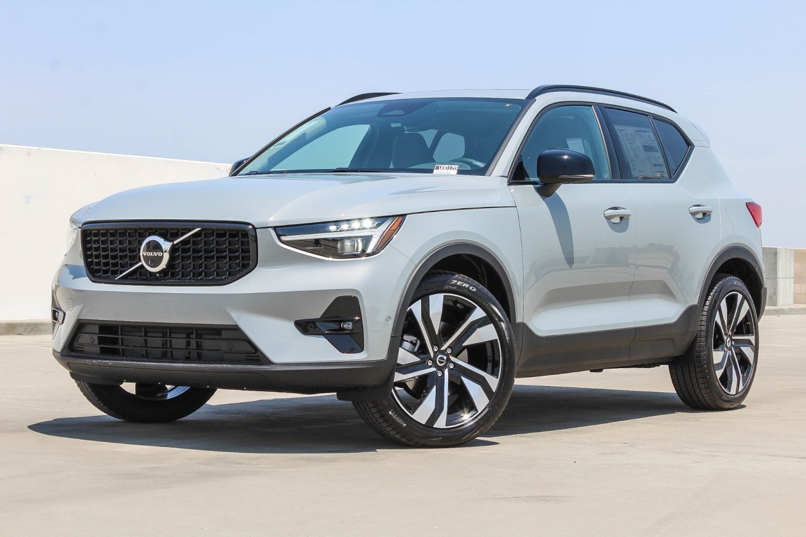 2025 Volvo XC40