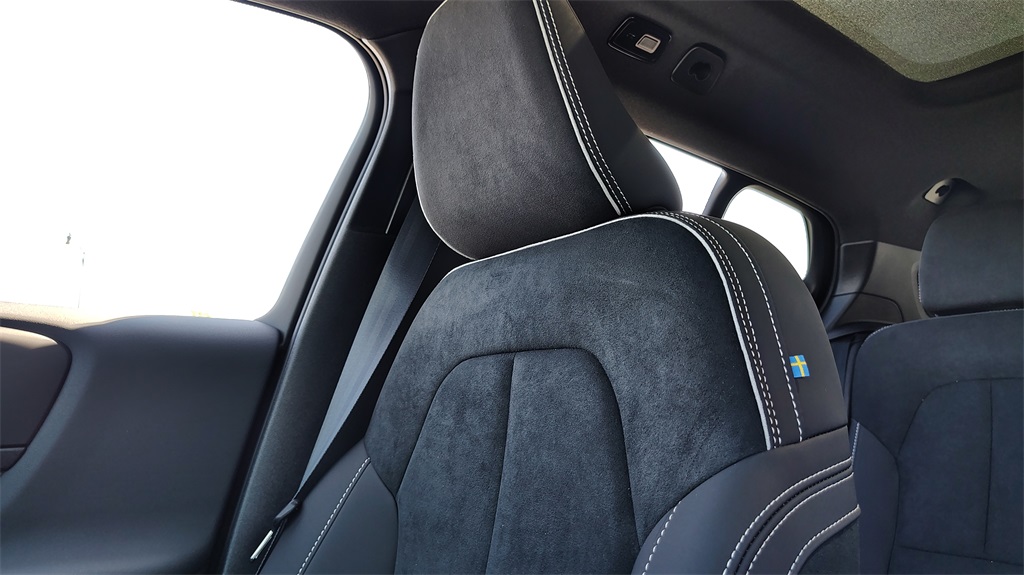 2026 Volvo XC40 photo 23