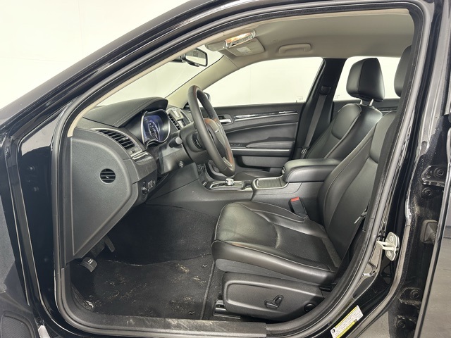 2023 Chrysler 300 Touring L photo 2