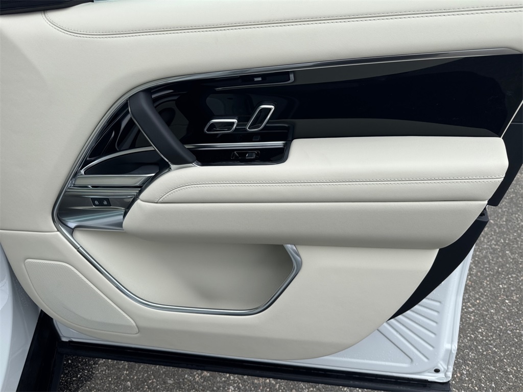 2025 Land Rover Range Rover SE photo 13