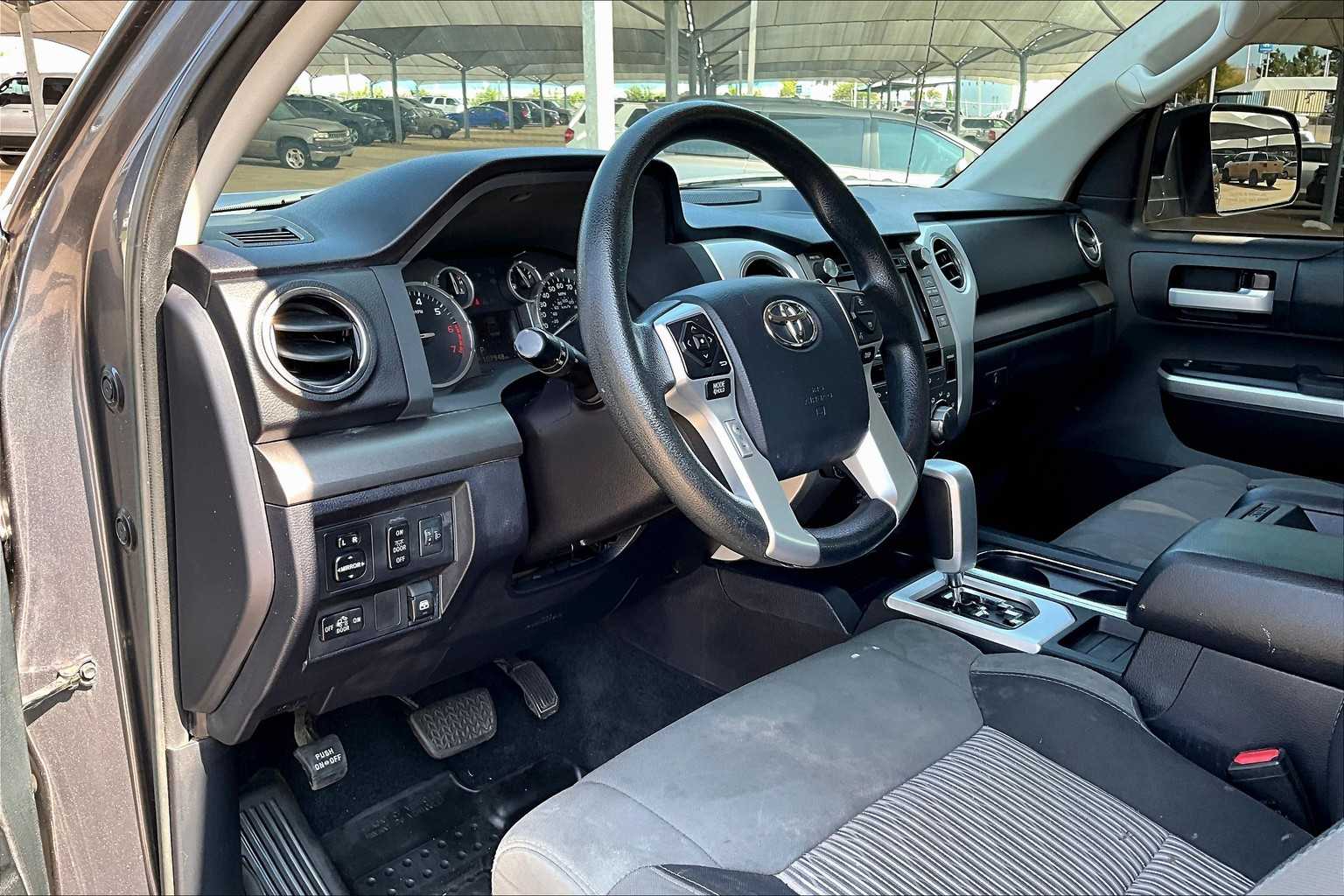 2017 Toyota Tundra SR5 photo 14