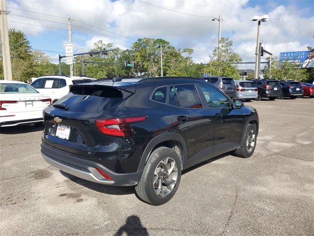 2024 Chevrolet Trax LT photo 2