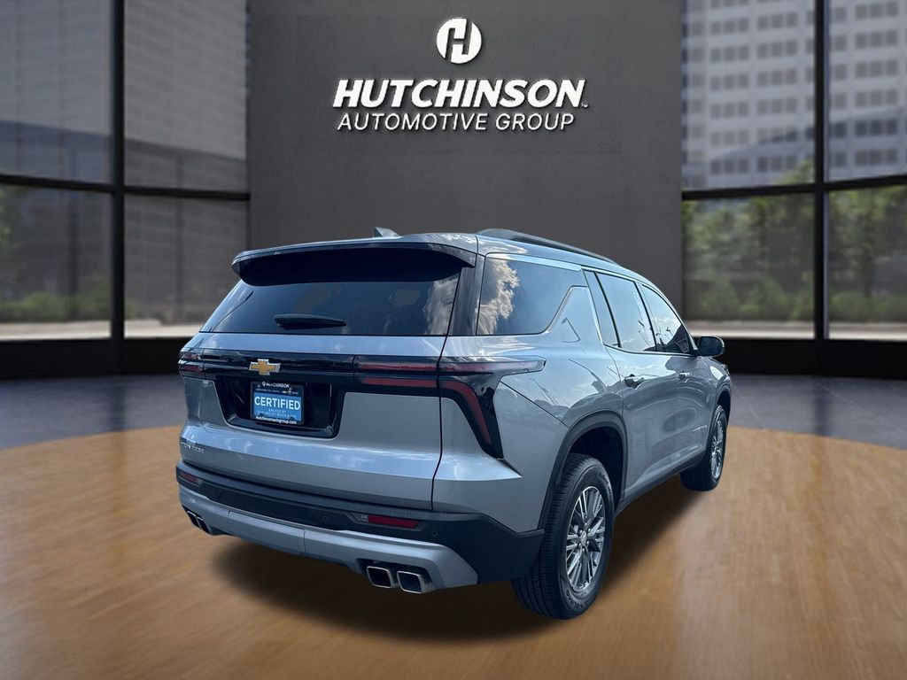 2025 Chevrolet Traverse photo 2