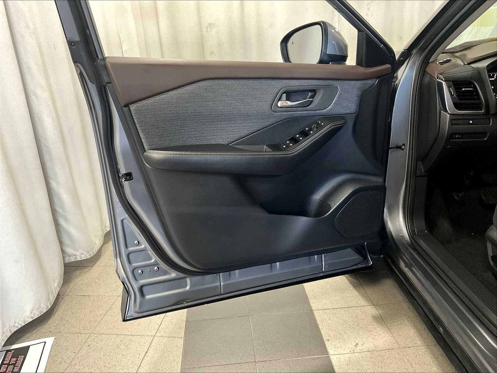 2023 Nissan Rogue SV photo 9