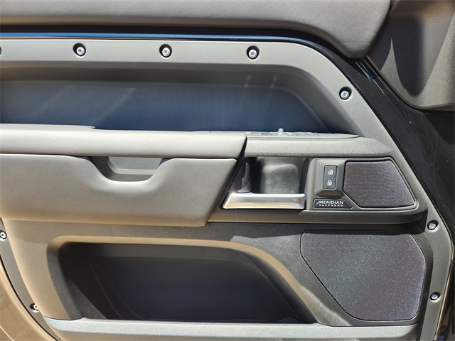 2025 Land Rover Defender 130 V8 photo 15