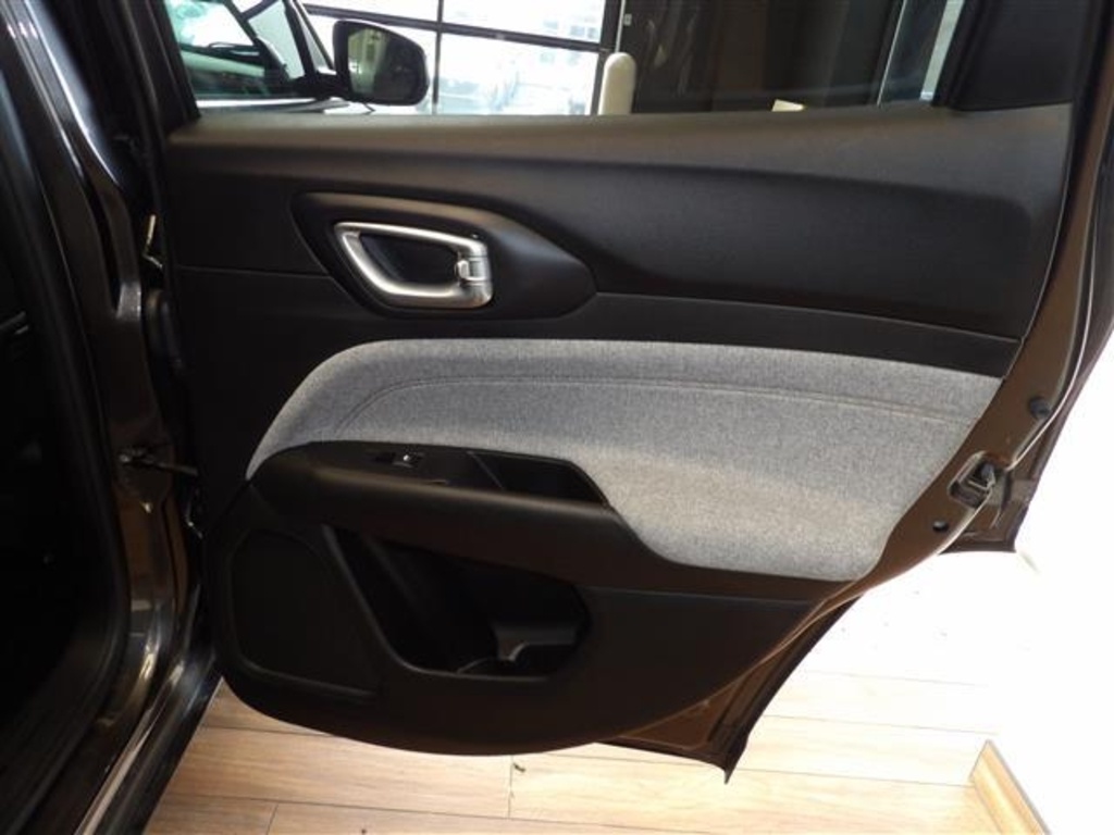 2022 Jeep Compass Latitude Lux photo 13