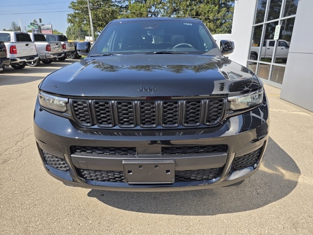 2025 Jeep Grand Cherokee Altitude photo 3