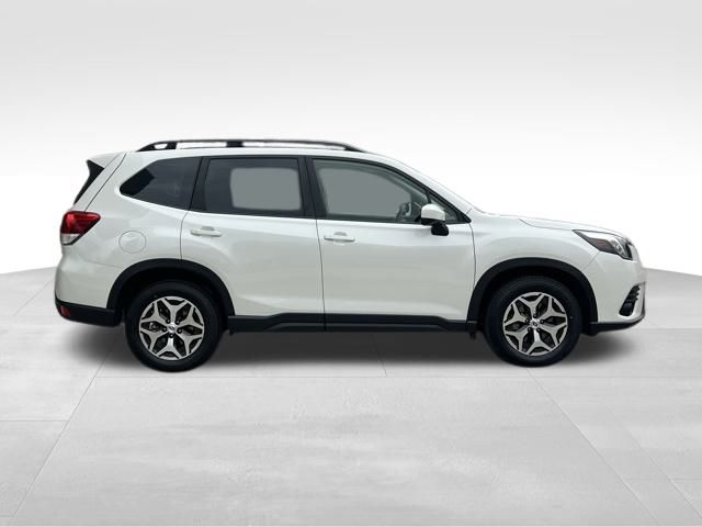 2023 Subaru Forester Premium photo 5
